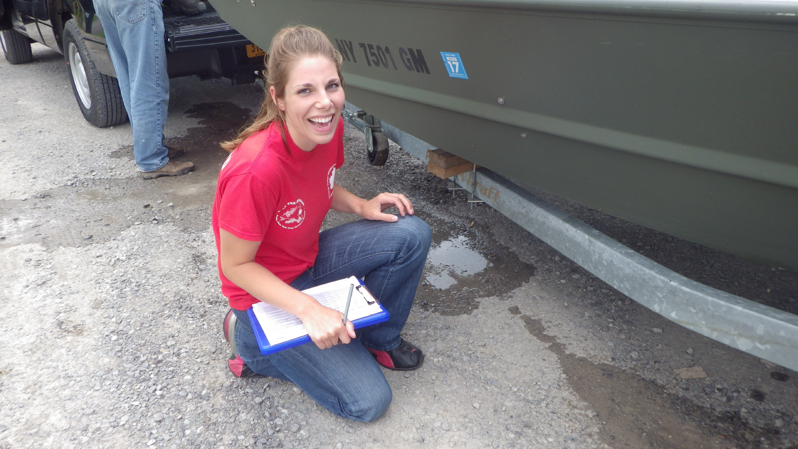 becca-reile-buffalo-harbor-steward-completes-a-boat-inspection-in-2015-meg-philips-state-parks